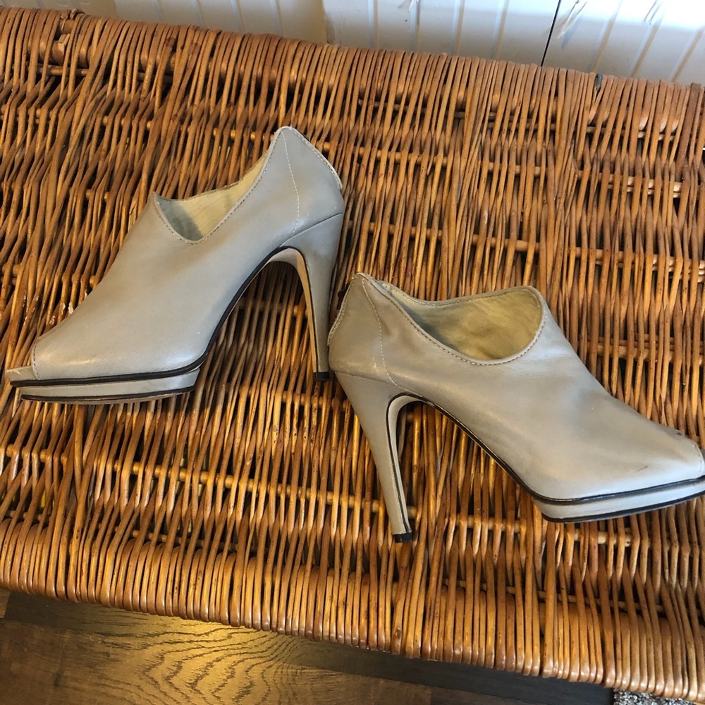 Max studio. Beautiful light grey with working zipper at heel. Size 7M